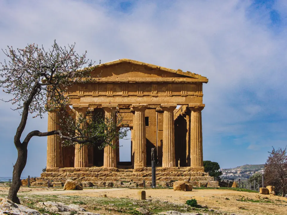Concordiatemplets antika kolonner i Tempeldalen i Agrigento