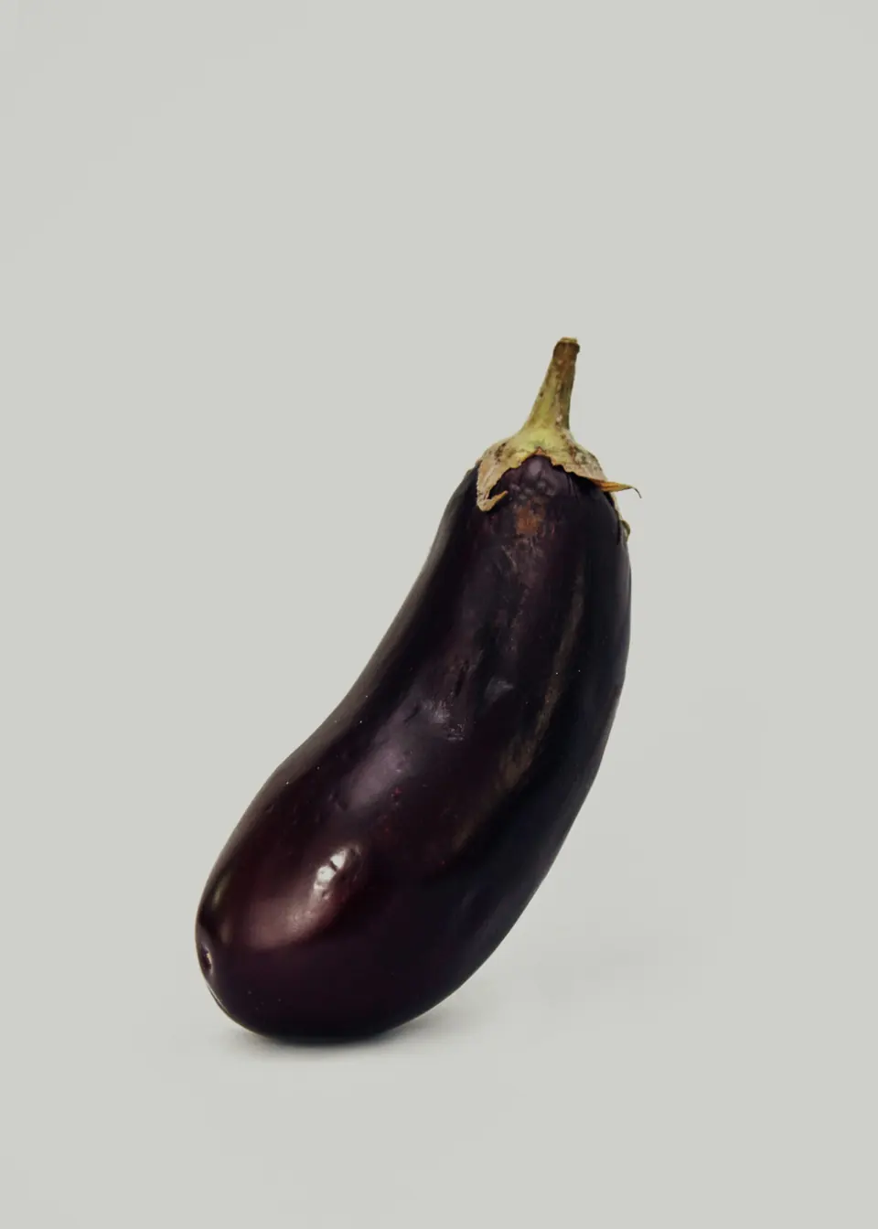 Lila aubergine med grönt fäste