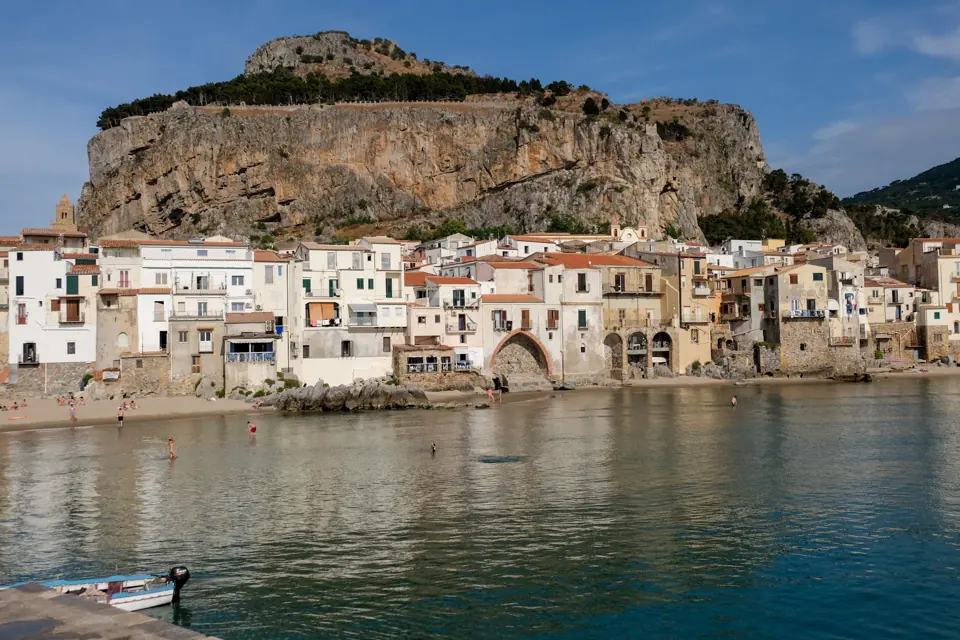 Cefalùs bebyggelse vid havet med berget La Rocca bakom