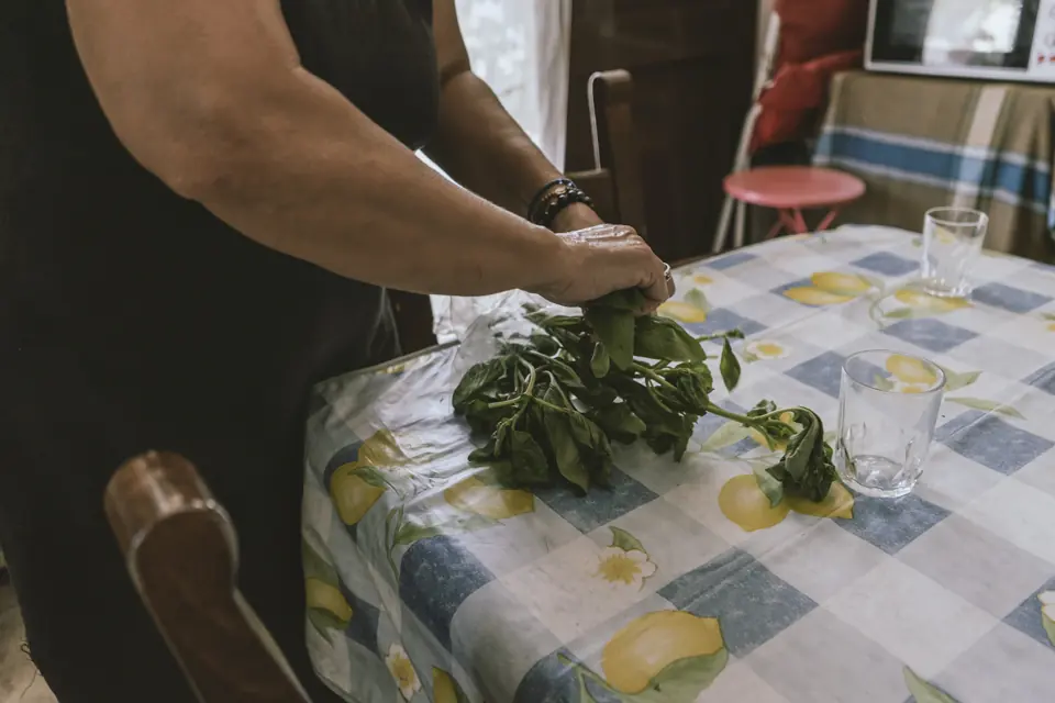 En person förbereder råvaror vid ett bord i Salemi på Sicilien
