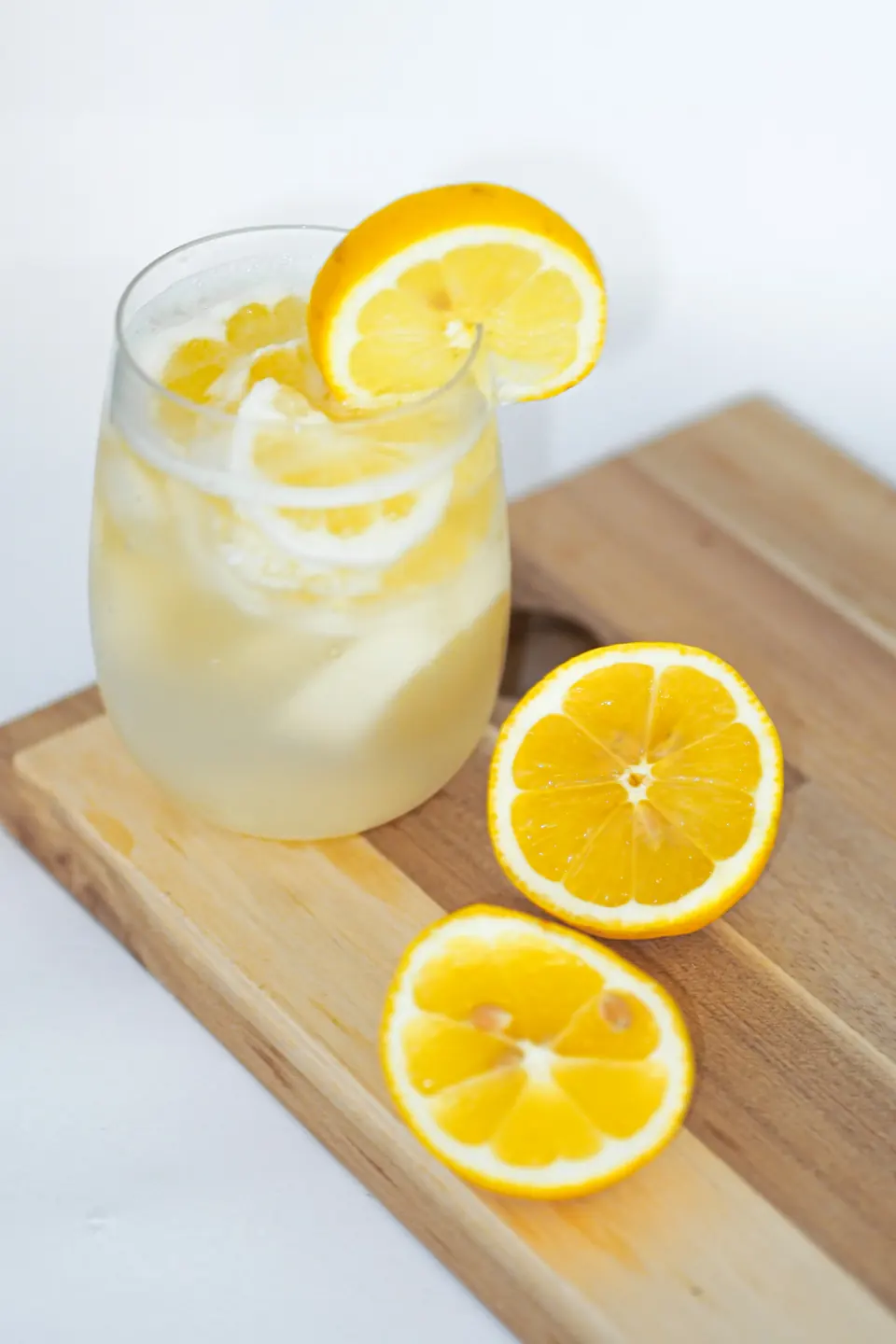 Ett glas citrondryck med citronskivor