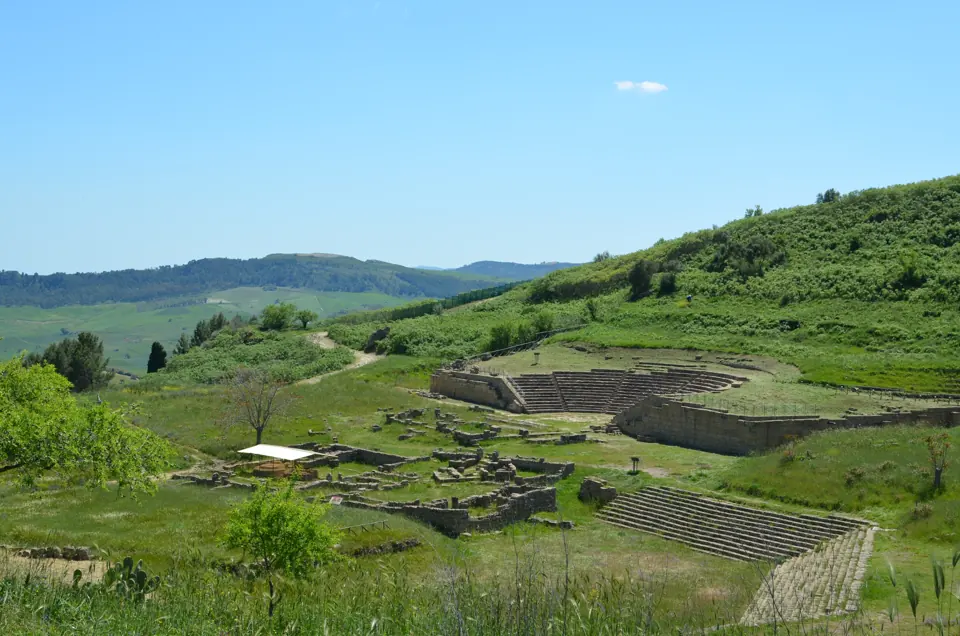 Stenrader och ruiner i den grekiska teatern i Morgantina