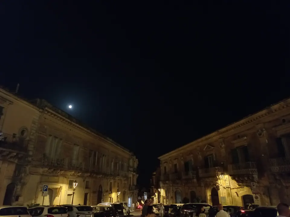En upplyst gata och historisk bebyggelse i Palazzolo Acreide