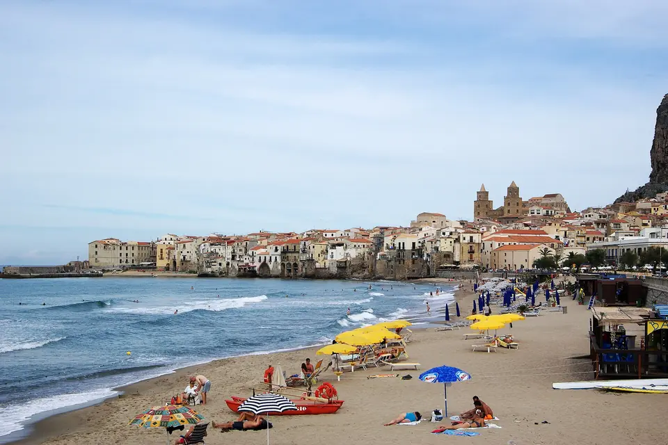 Cefalùs strand och gamla stad