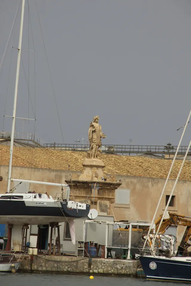 En stenport vid hamnen i Mazara del Vallo
