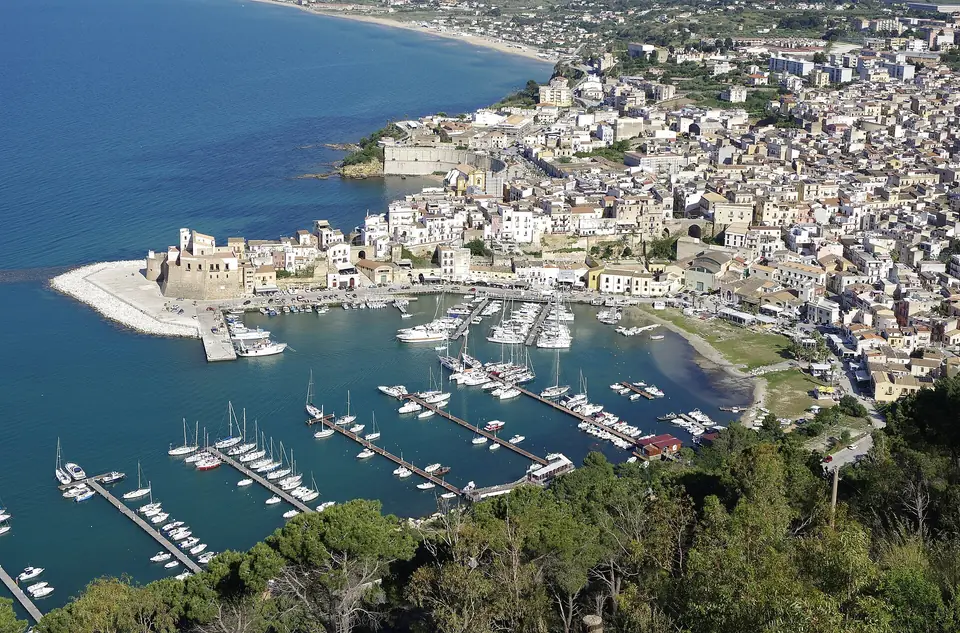 Castellammare del Golfos hus, hamnbassäng och båtar sedda ovanifrån