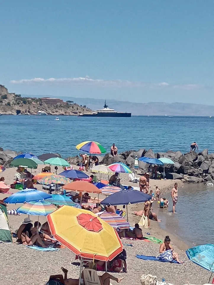 Strandliv vid Giardini Naxos