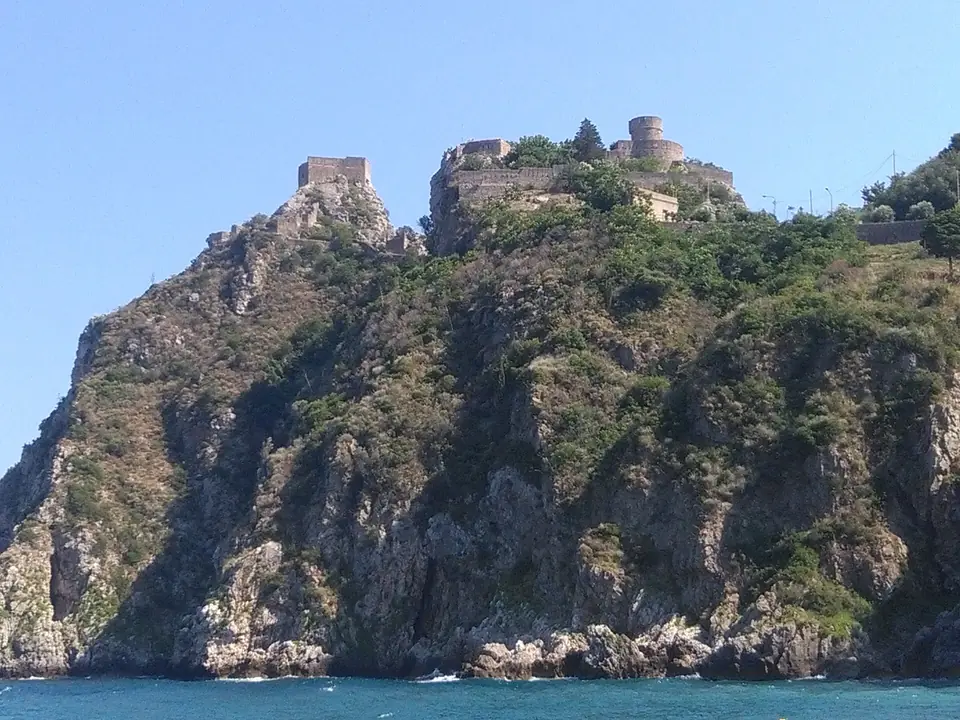 Borgen ovanför Sant’Alessio Siculo