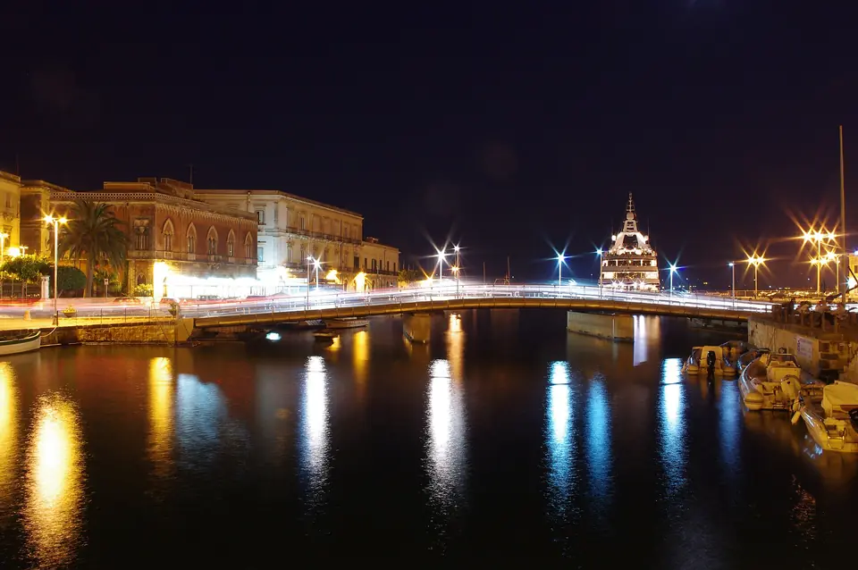 Ponte Umbertino vid Ortigia i kvällsljus