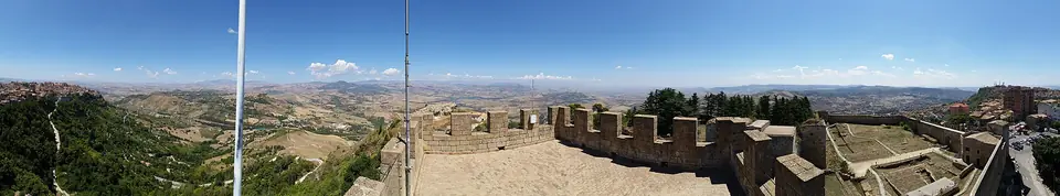 Utsikt från Castello di Lombardia över Ennaområdet