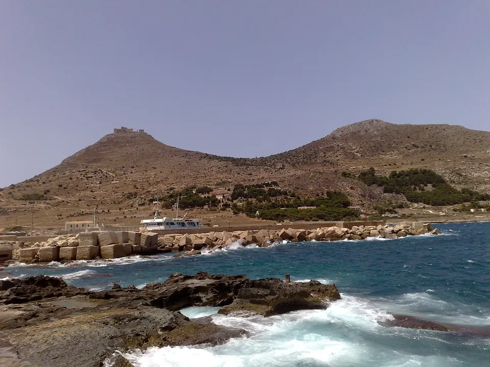 Klippkust på Favignana – en av öarna utanför Sicilien