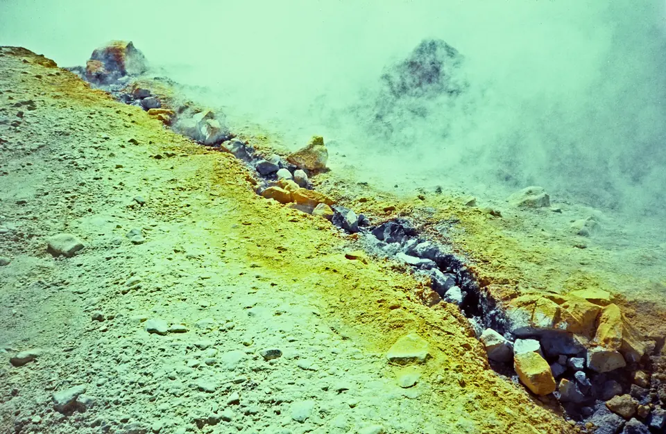 Gula svavelutfällningar och vulkanisk mark vid Gran Cratere på Vulcano i ett fotografi från 1995