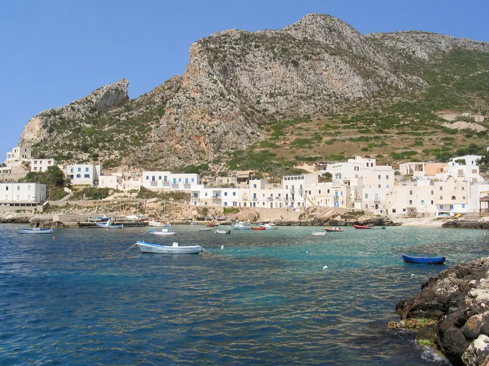 Byn och hamnen på Levanzo