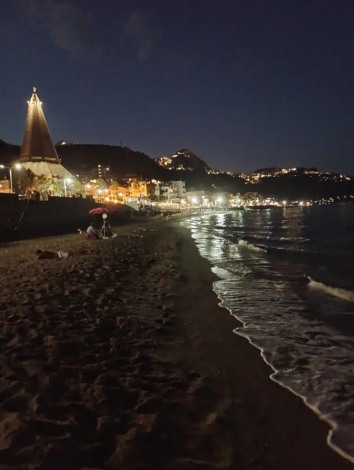 Giardini Naxos strand i kvällsljus