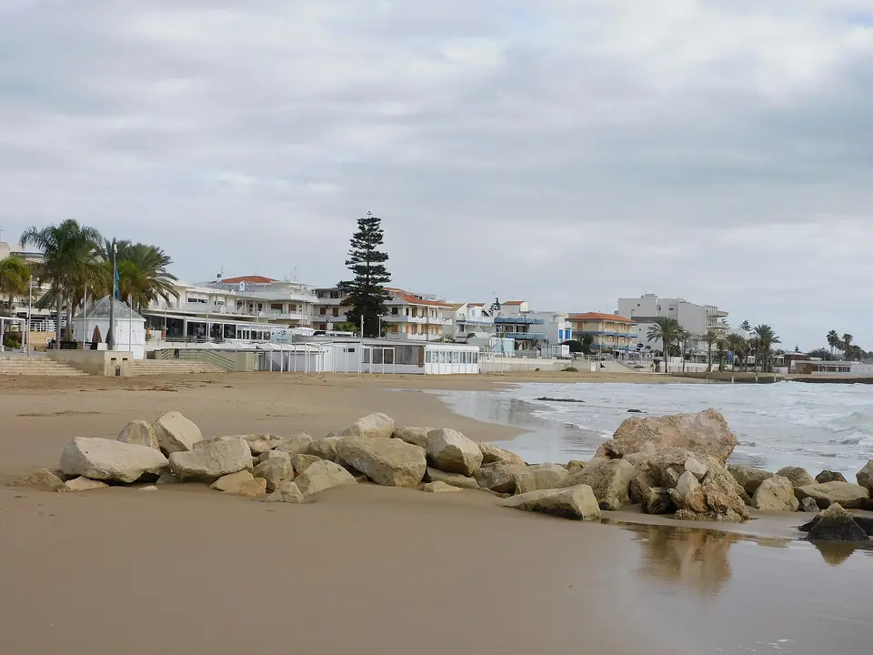 Stranden vid Piazza Dogana i Marina di Ragusa