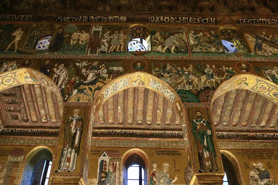 Gyllene mosaiker, bågar och fönster i Cappella Palatina i Palermo
