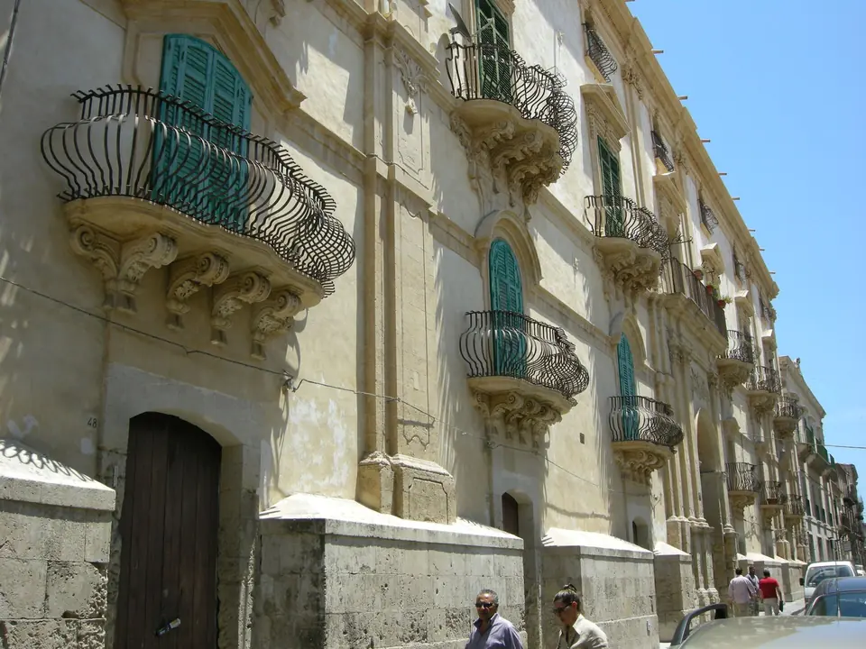 Balkonger vid Via Cavour i Noto