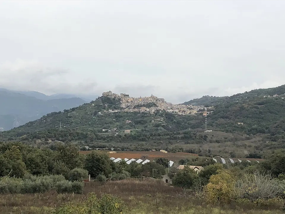 Castiglione di Sicilia sett från Sentiero delle Ginestre
