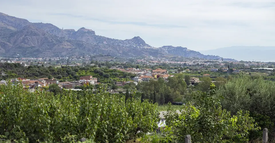 Landskapet mellan Taormina och Castelmola