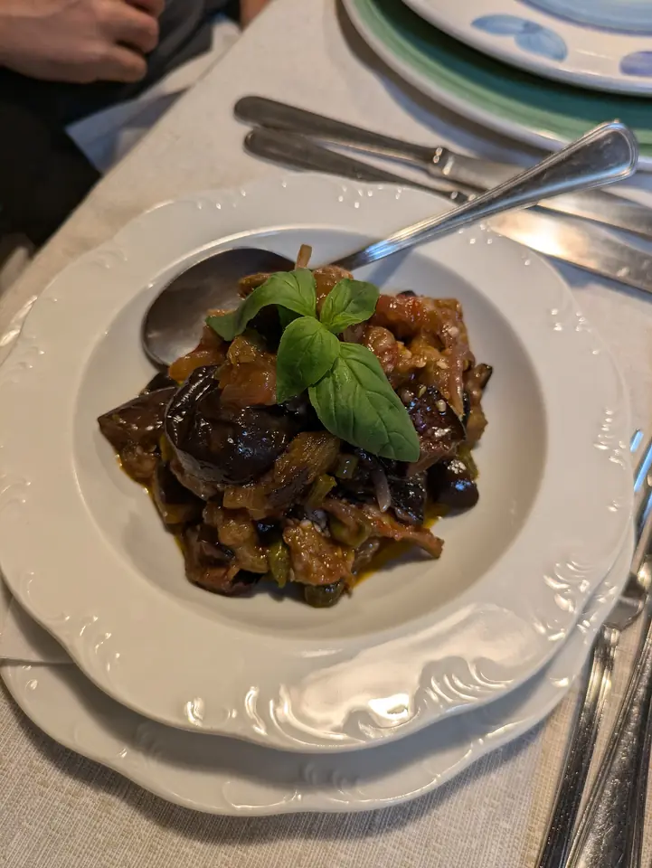 Caponata från Caltanissetta, serverad på en tallrik med basilika.