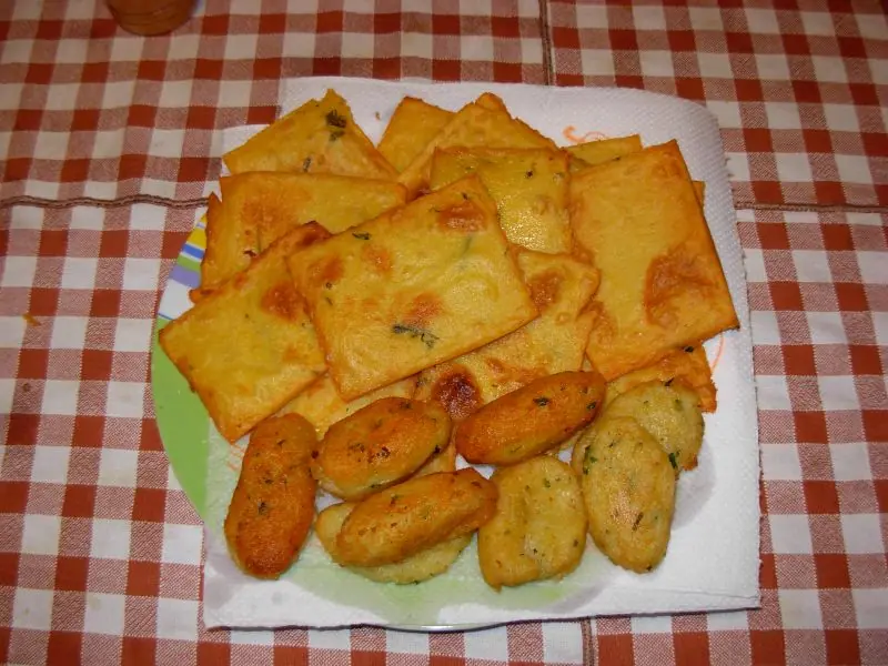 Panelle och potatiskroketter från Palermo på ett serveringsfat.