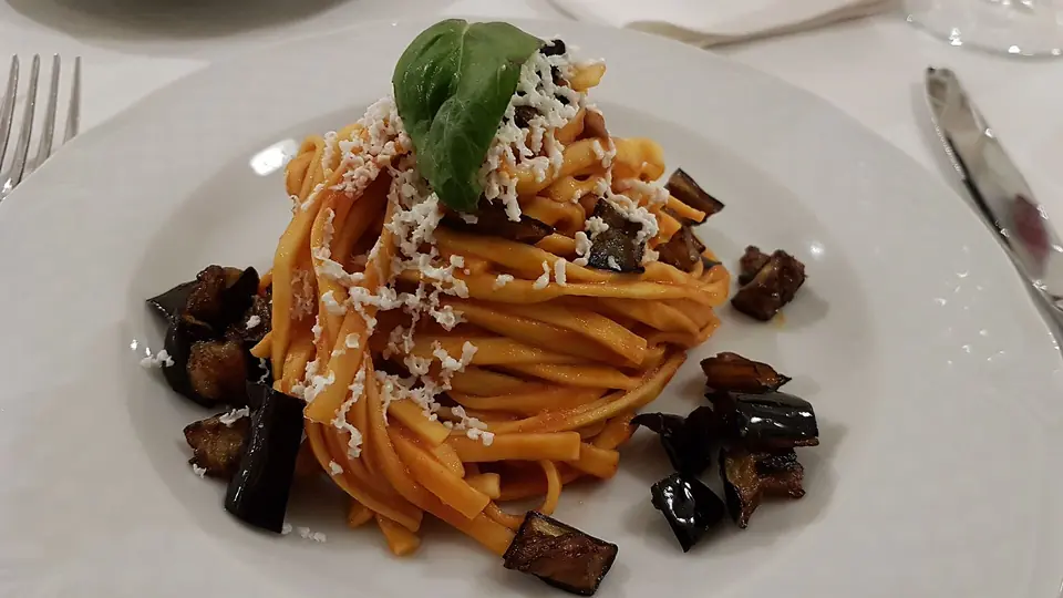 Pasta alla Norma med aubergine, tomat och ost, fotograferad i Ispica.