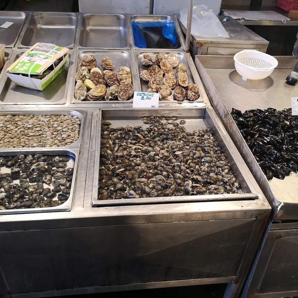 Fisk och skaldjur i marknadsdiskar på fiskmarknaden i Catania.