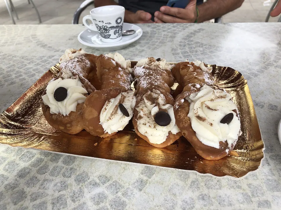 Cannoli med olika garneringar från Nicosia på Sicilien.