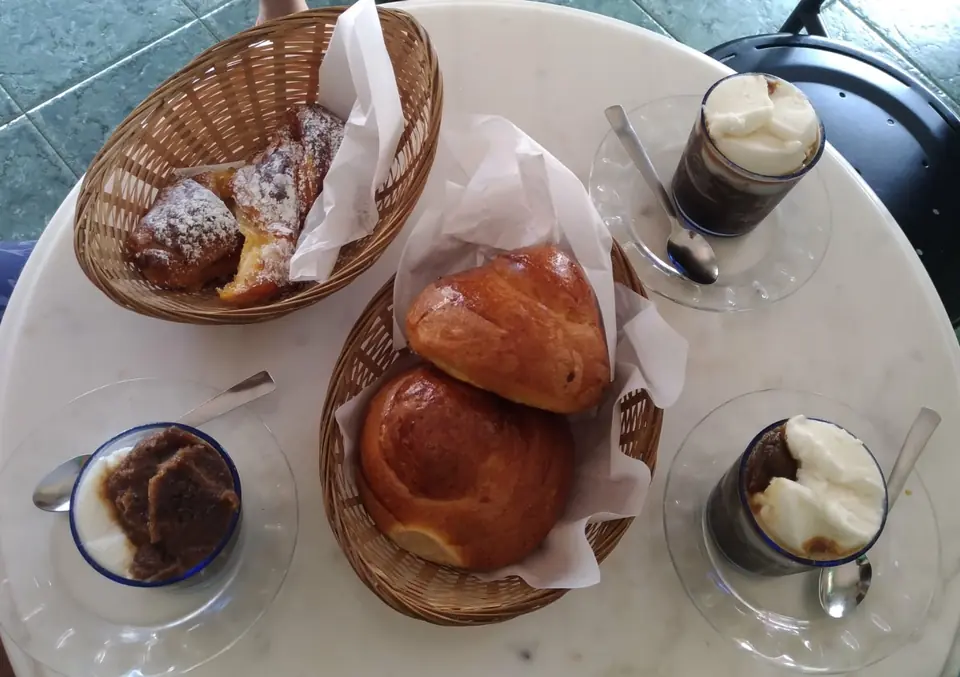 Frukost i Acireale med granita, brioche och bakverk.