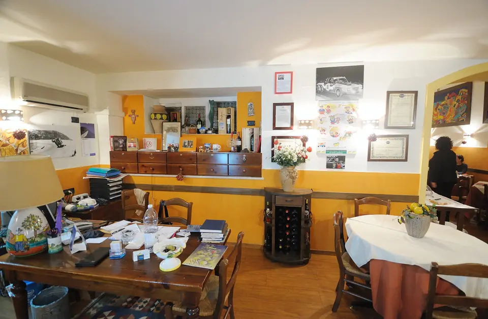 Dukade bord i restaurangen Capricci di Sicilia i Palermo; bilden visar miljön, inte aktuella priser.