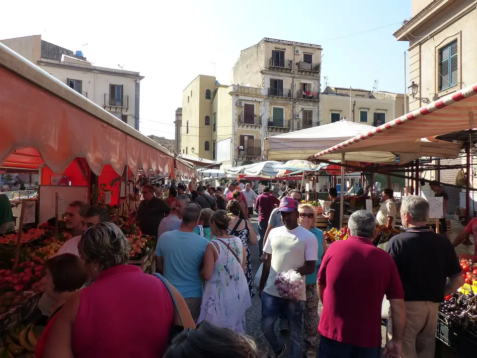 Besökare och marknadsstånd på Ballarò i Palermo.