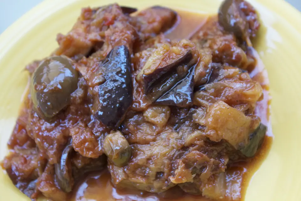 Caponata med aubergine och andra grönsaker – matillustration, fotograferingsorten obekräftad.