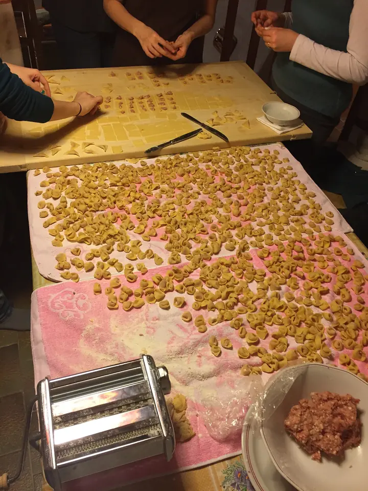 Tillverkning av tortellini i Bologna – illustrationsfoto av pastahantverk på italienska fastlandet, utanför Sicilien.