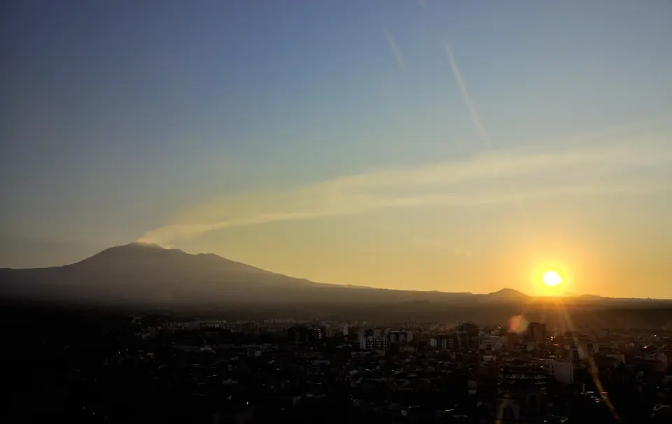Etna i gryningsljus sedd från Paternò på Sicilien.