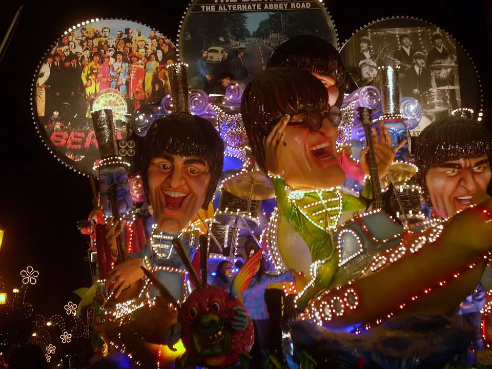 En karnevalsvagn med Beatlesmotiv i Acireale 2009 – historisk evenemangsbild.