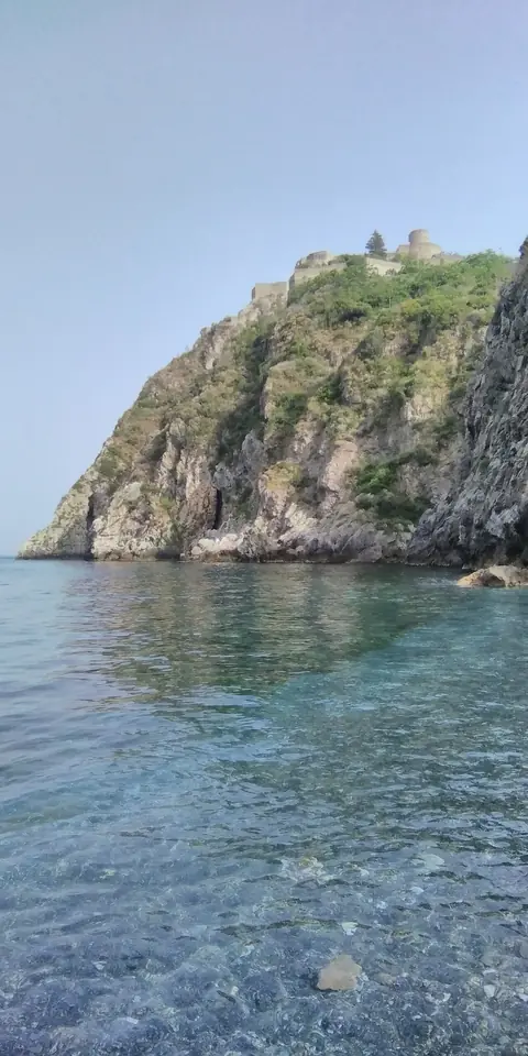 Strand och klippudde vid Sant’Alessio Siculo, fotograferade i juni 2021.