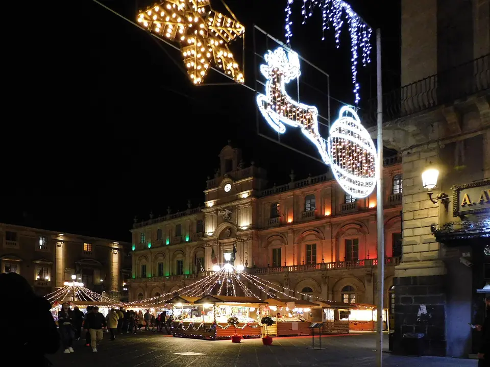 Julbelysning på Piazza Università i Catania.