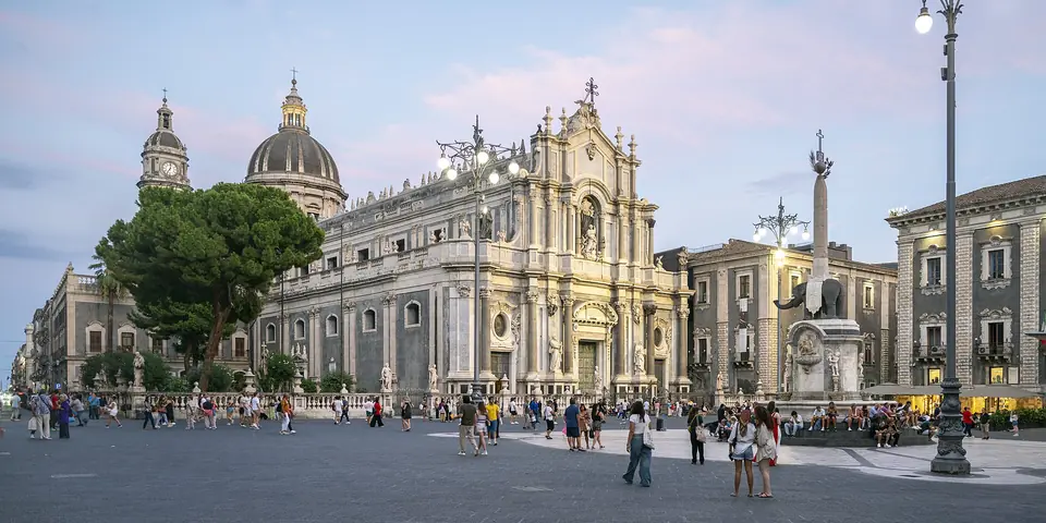 Piazza del Duomo i Catania med katedralen och promenerande besökare.