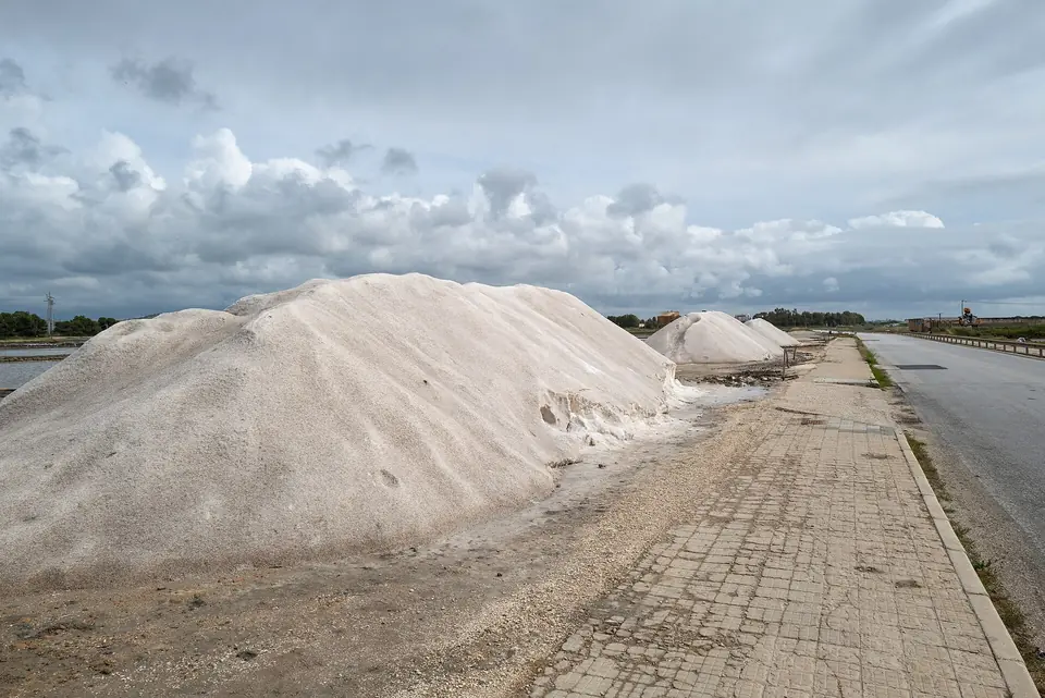 Högar av salt och en gångväg i saltområdet vid Trapani och Paceco.