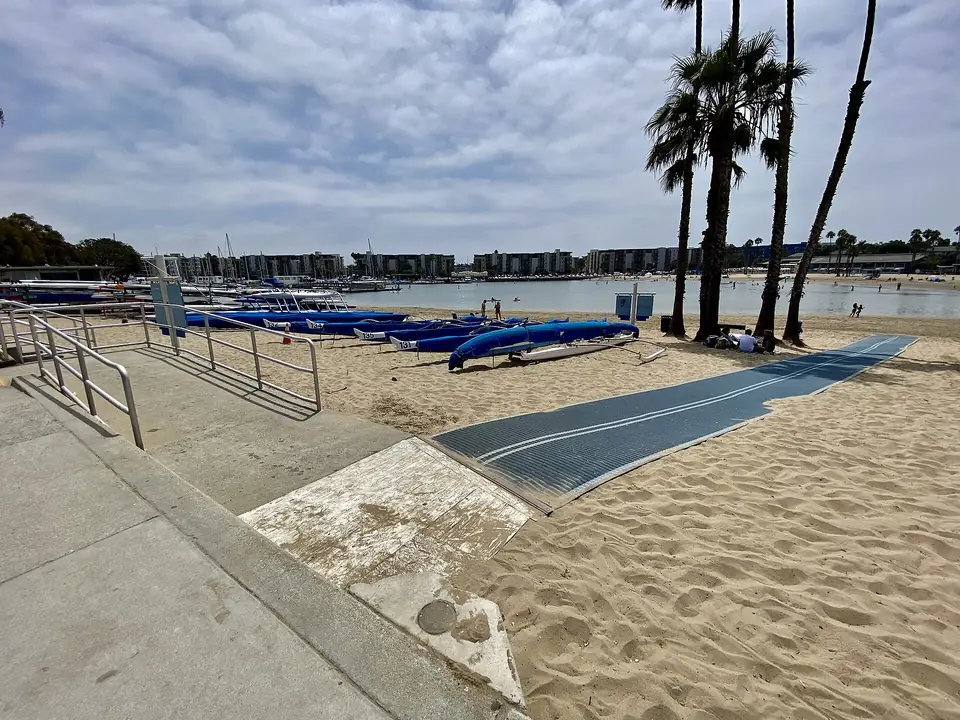 Tillgänglighetsmatta och ramp vid Marina Beach i Kalifornien, USA – illustrationsfoto utanför Sicilien.