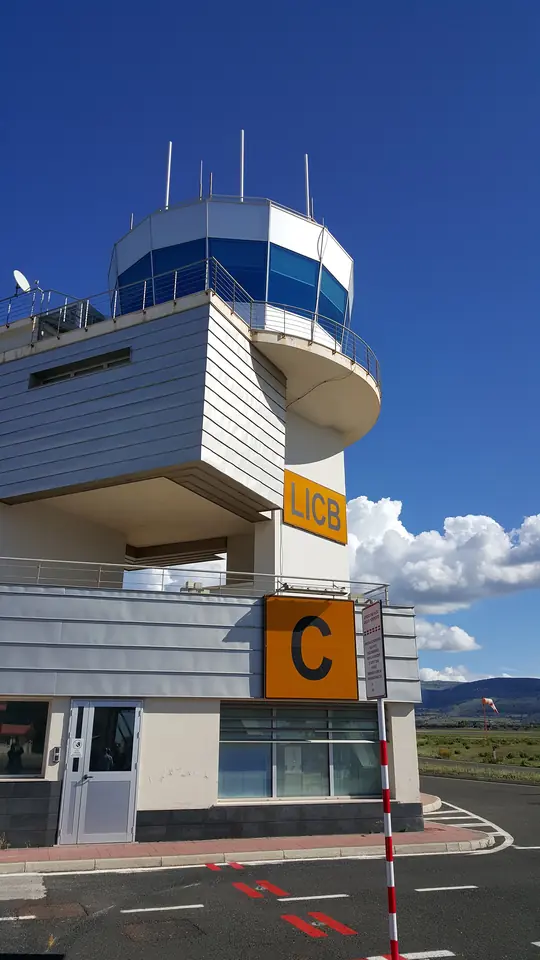 Flygledartornet på Comisos flygplats.