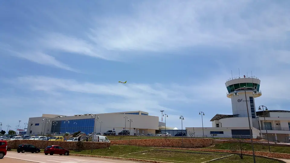 Terminal och flygledartorn på Lampedusas flygplats.