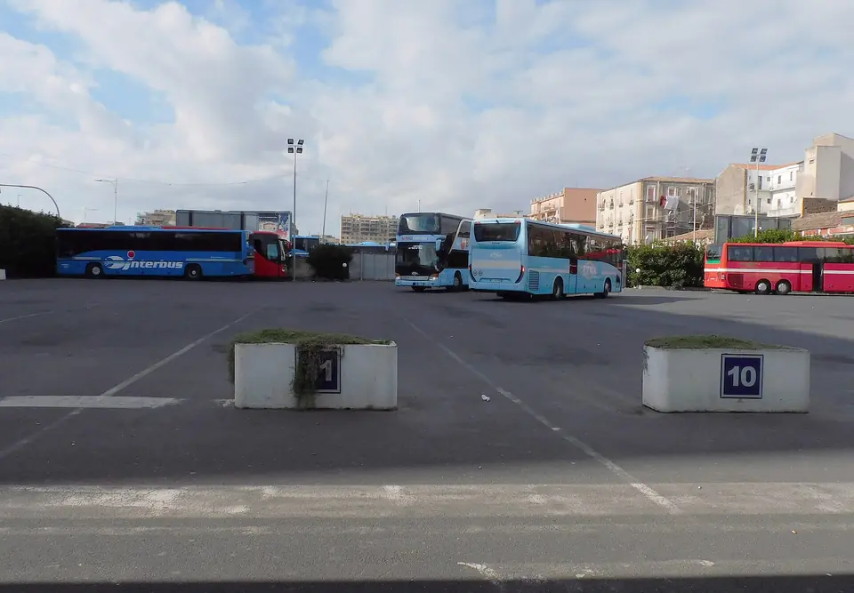 Bussar på en bussterminal i Catania.