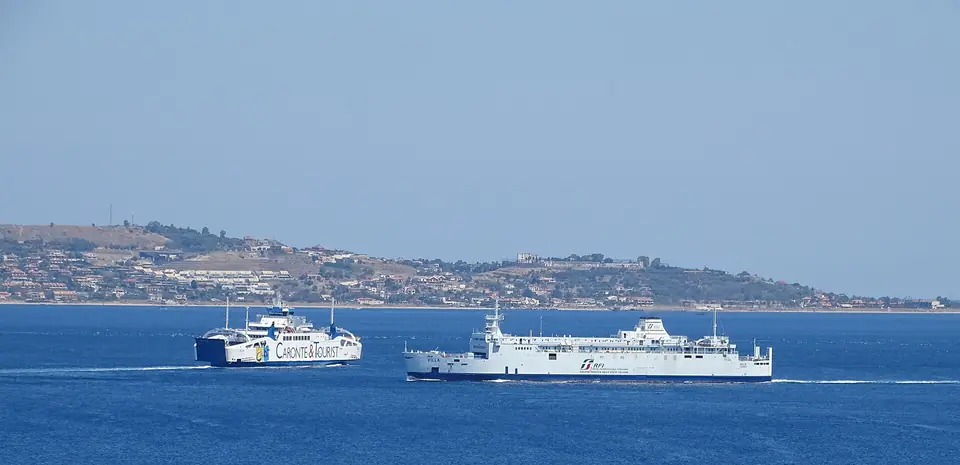 Färjor vid Messina, med Caronte & Tourist-fartyget Elio i bilden.