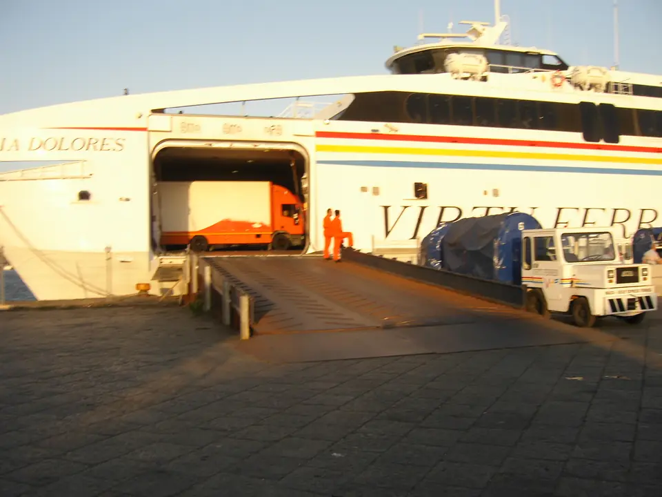 En Virtu Ferries-färja med öppen lastramp i Catania – historisk transportbild, inte aktuell linjeinformation.