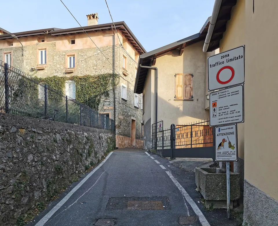 En fysisk ZTL-skylt vid Via San Bernardo i Perledo på italienska fastlandet – illustrationsfoto utanför Sicilien.