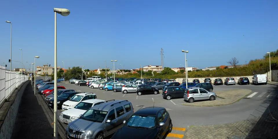 Bilparkering vid järnvägsstationen i Torregrotta på Sicilien.