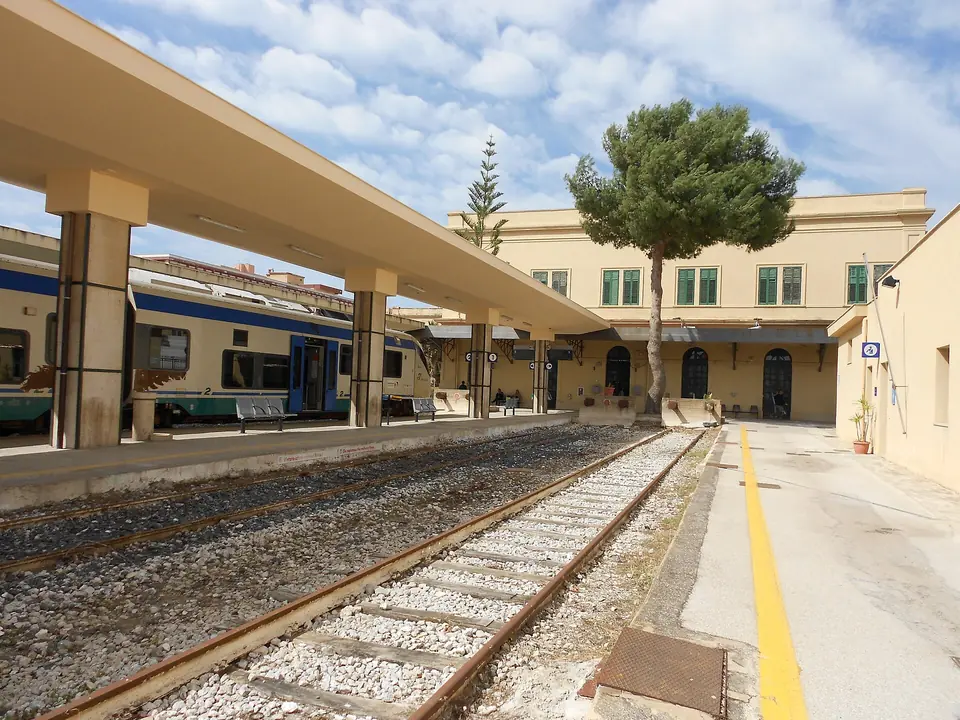 Spår och perronger på järnvägsstationen i Trapani.