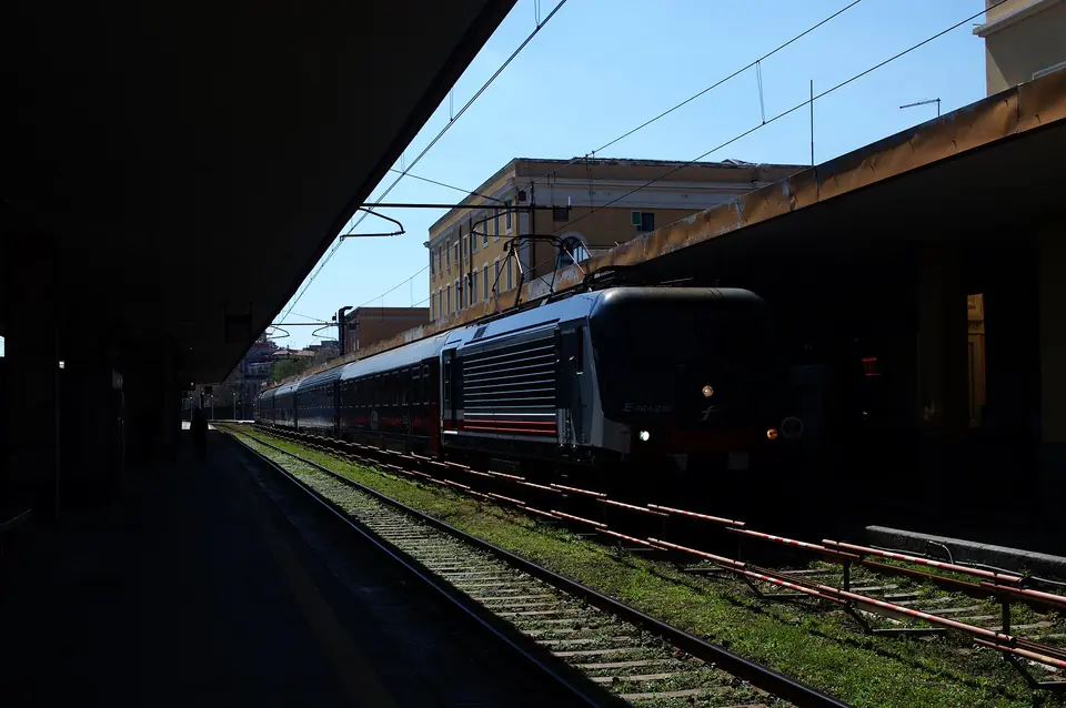 Ett tåg vid Catania Centrale 2025 – bilden visar stationsmiljön, inte en viss aktuell förbindelse till Palermo.