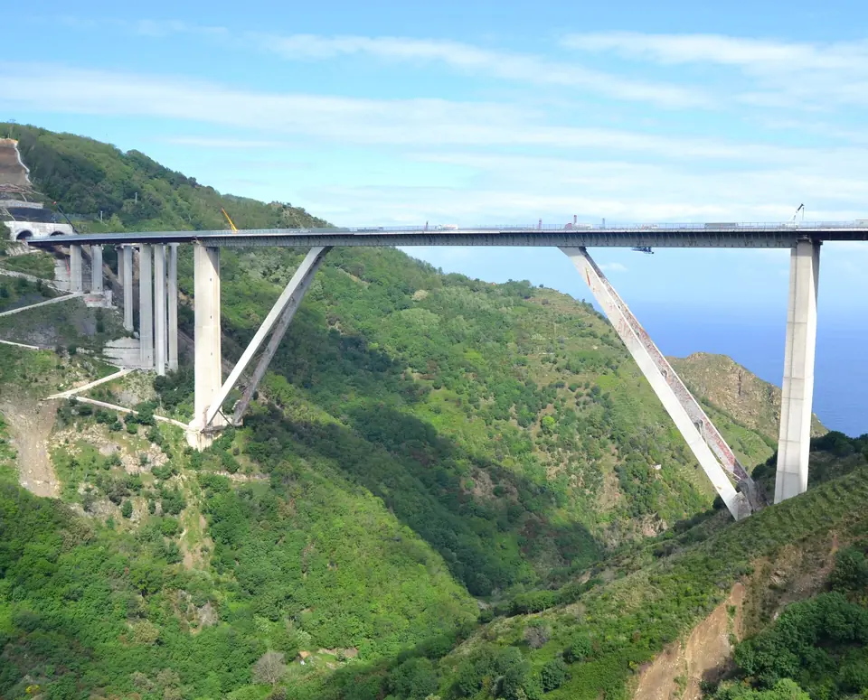 Viadotto Sfalassà i Kalabrien på italienska fastlandet – illustrationsfoto av vägen söderut, utanför Sicilien.
